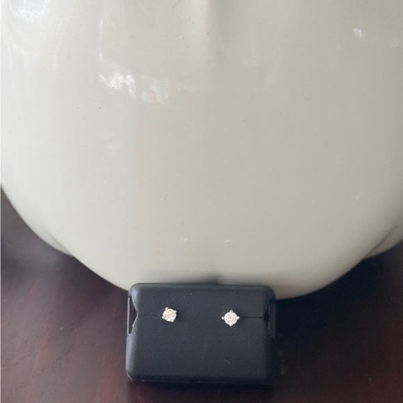 Moissanite NWT 925 silver .25 CTW
Elegant push back stud earrings
Retail $100.00 - Picture 4 of 5